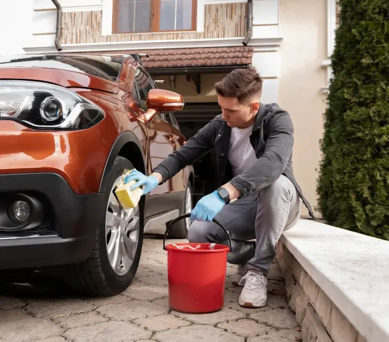 Lavage auto à domicile Azy-le-Vif : professionnel intervenant sur un véhicule